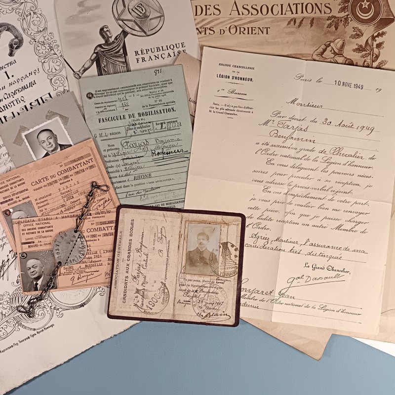 SOUVENIR D'UN CAPORAL DU GENIE ENTRE 1909 ET 1937 LIVRET PAPIER DIPLOMES PHOTOS CERTIFICATS ET PERIODE 1914 1918